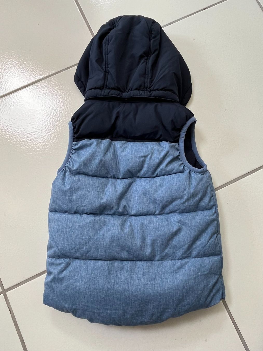 Sonstige Jungenkleidung: Wattierte Weste mit Kapuze blau / S / 122cm – Gebraucht aus Oberrieden von mcl_g5vk 1