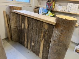 Massivholz Bar aus Baumstamm rustikal guter Zustand