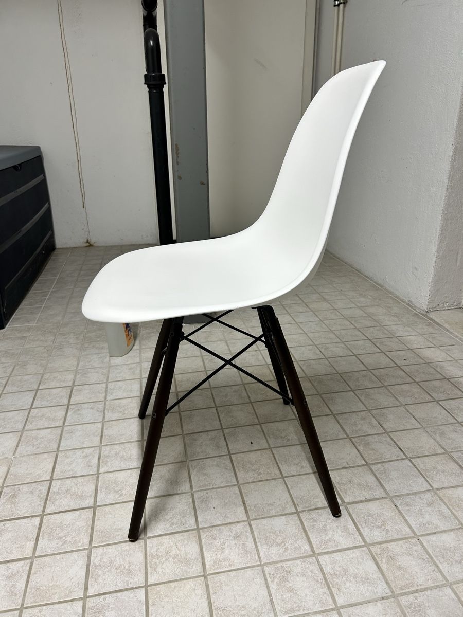 Vitra Stühle: 3x Originale Vitra Eames Plastic Chair – Gebraucht aus Lyss von zbi_6xbx 1