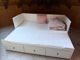 Lit banquette IKEA HEMNES avec 3 tiroirs + 2 matelas
