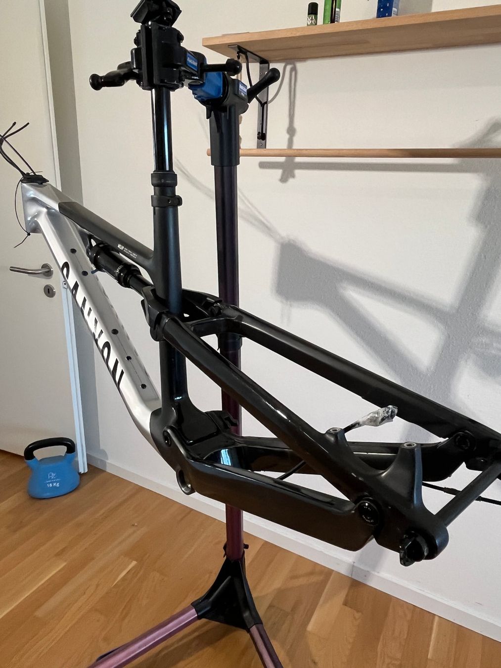 Canyon Ersatzteile: Rahmen Canyon Neuron CF8 2023 Gr. M – Gebraucht aus Basel von baselart 4
