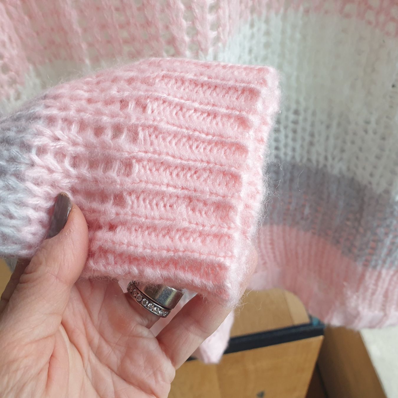 Maglioni & Felpe: 🐸 STRICKPULLOVER SUPER SOFT M PULLOVER ROSA WEISS GRAU – Usato da Môtier (Vully) venduto da Frogs 3