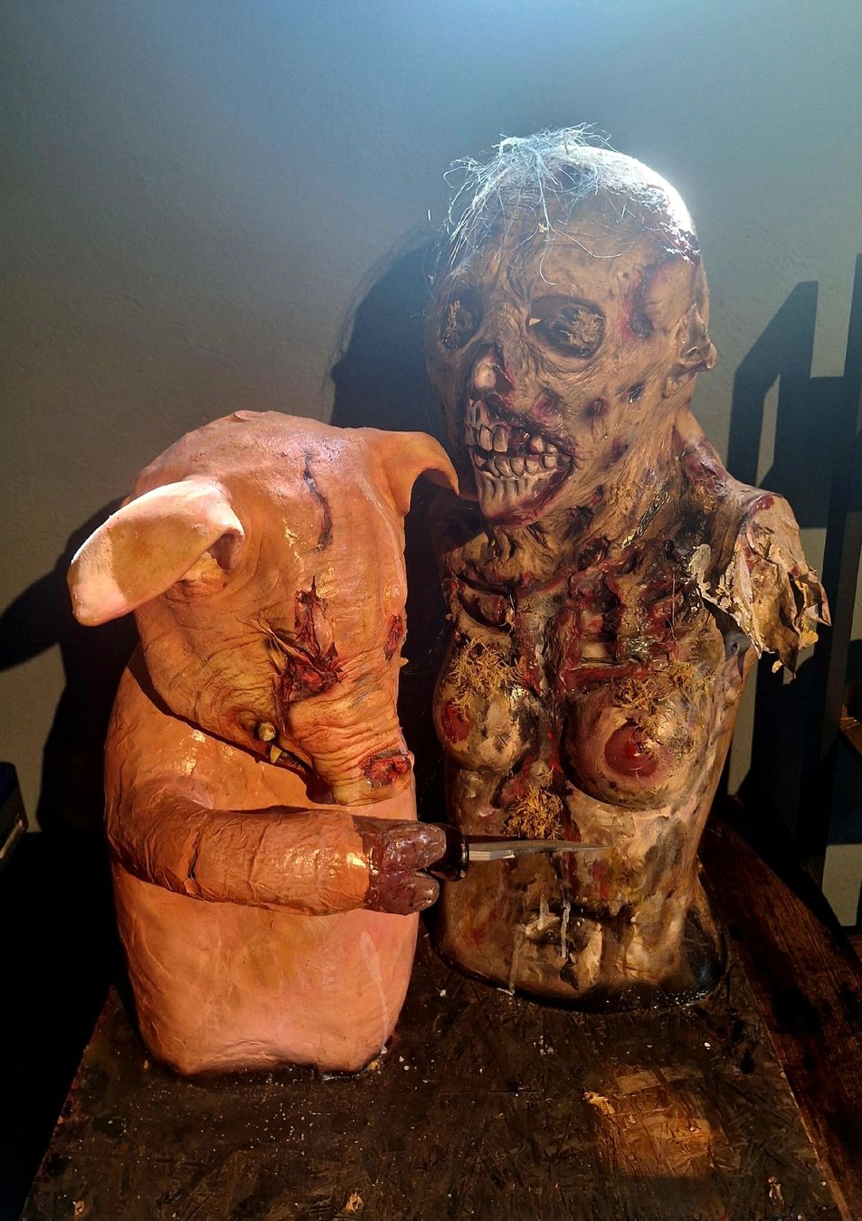 Tutte le decorazioni: Halloween oder FasnachtSkulptur Schwein und Zombie Figur – Usato da Malters venduto da chaufhuesli