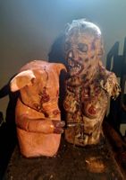 Halloween oder FasnachtSkulptur Schwein und Zombie Figur