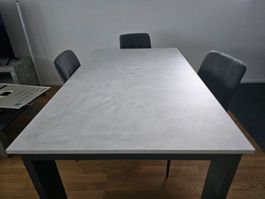 Tisch und Stühlen