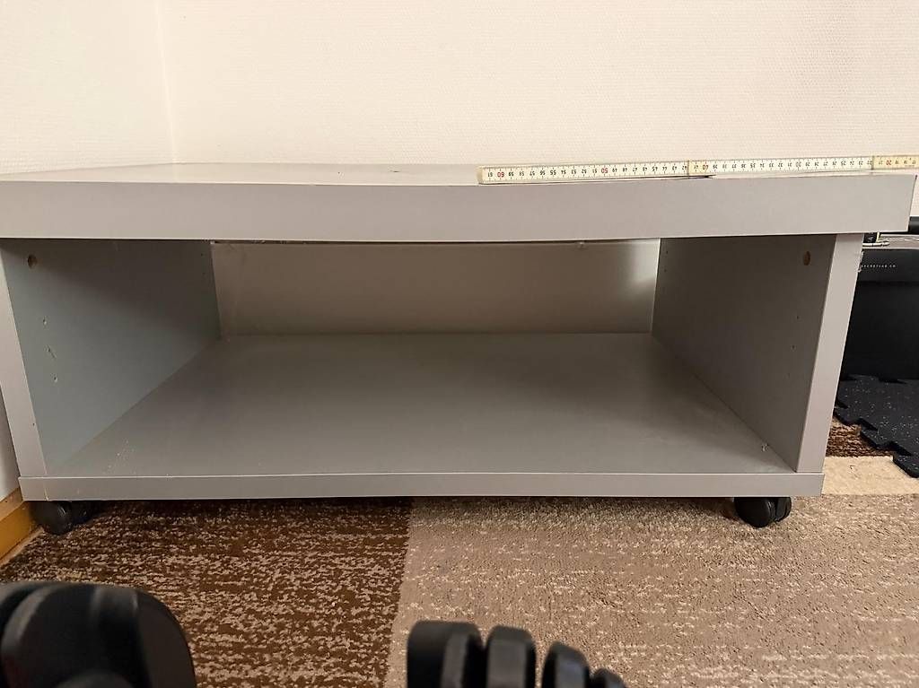 Mobili TV: TV-Tisch / Lowboard grau / gratis / zu verschenken – Usato da Kreuzlingen venduto da DarthDumbledore 4