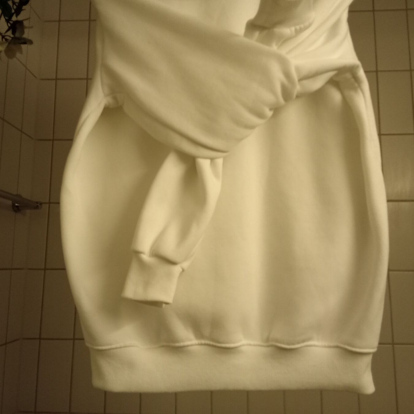 Maglioni & Felpe: Kapuzenpullover weiss mit Kängurutasche. – Nuovo (secondo la descrizione) da Frauenfeld venduto da clausi 3