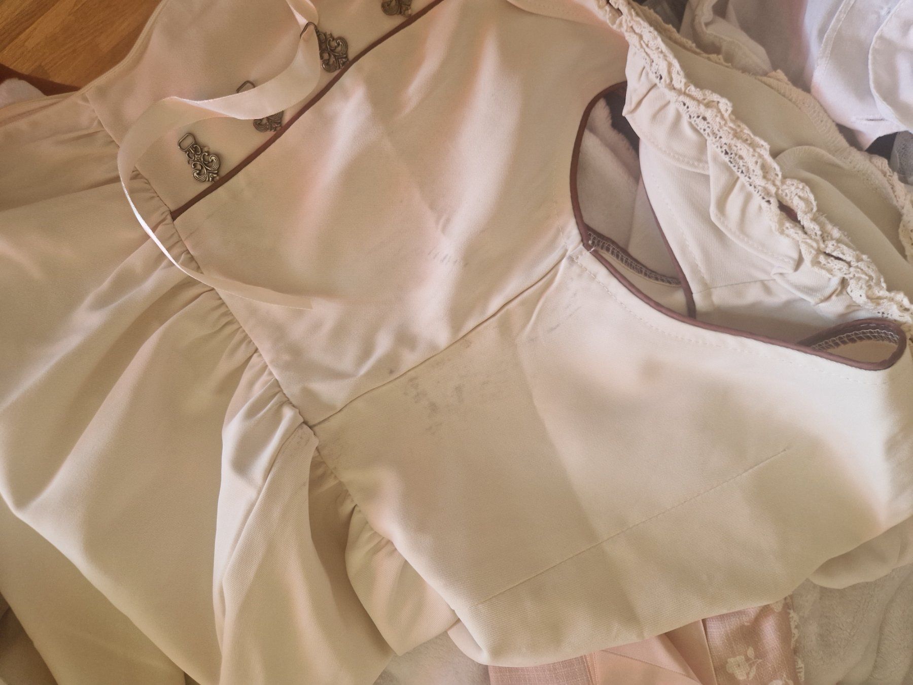 Costumi: Dirndl rose et blanc – Usato da Renens VD venduto da elenamozart 3