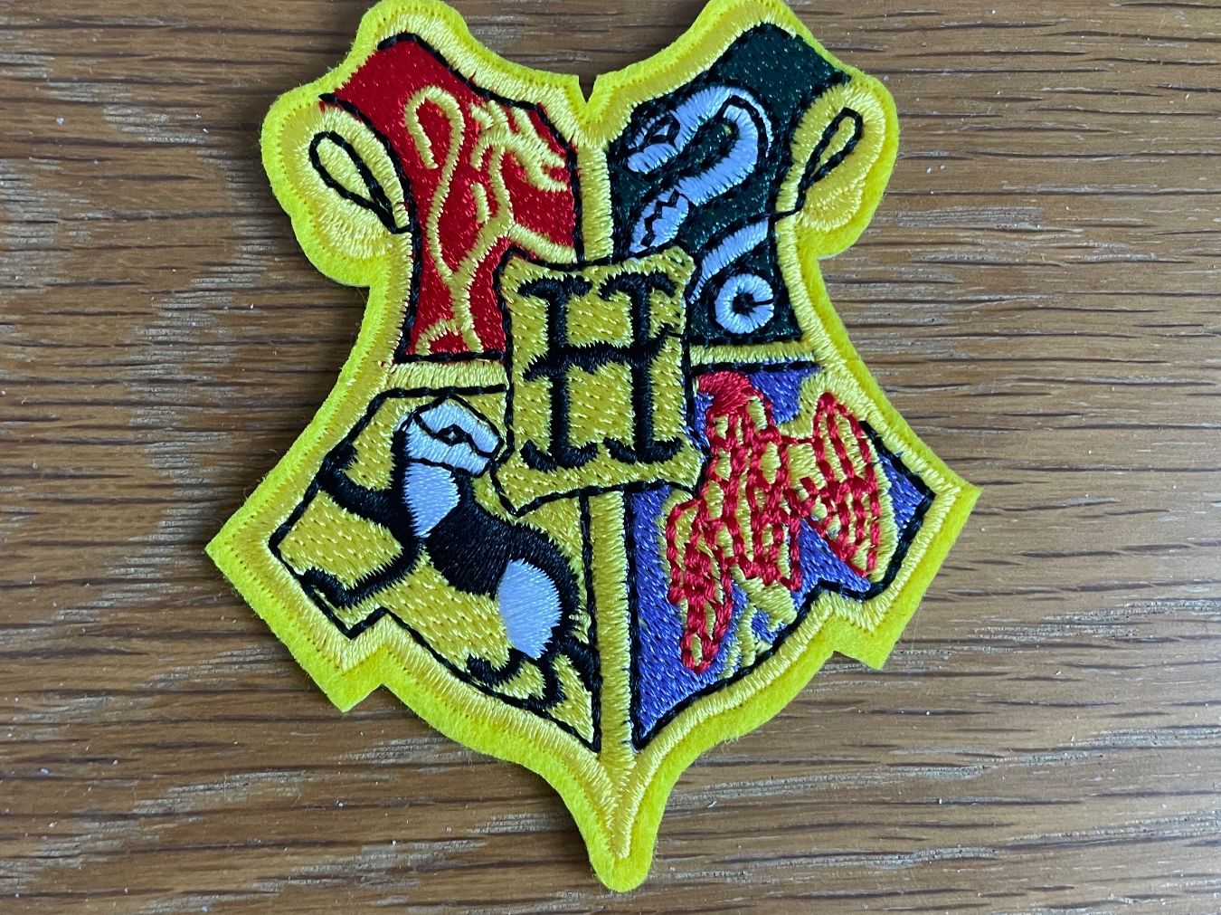 Toppe: Harry Potter - Hogwarts Crest Schule Patch Sticker Aufnäher – Nuovo (secondo la descrizione) da Horn venduto da abutre72