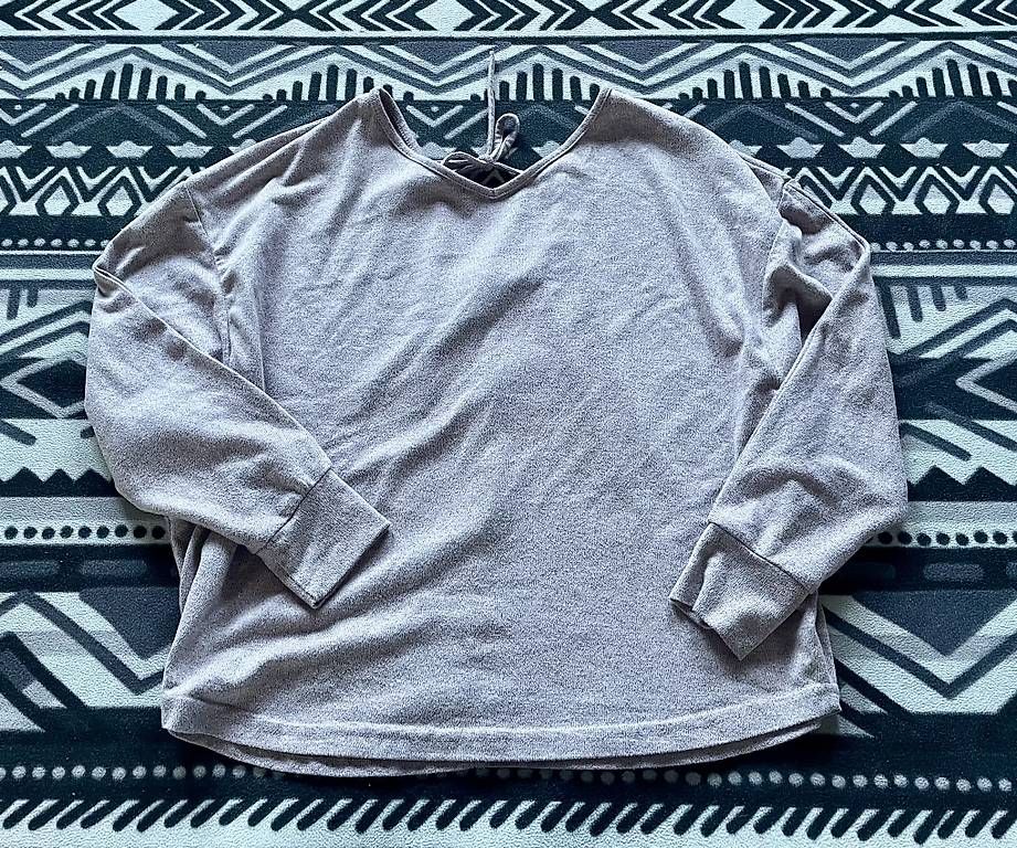 Pullover & Sweatshirts: What color is this – Gebraucht aus Herisau von Ciaoschein 1