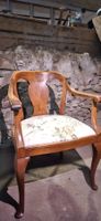 Fauteuil ancien en bois massif, siège à motifs fleuris
