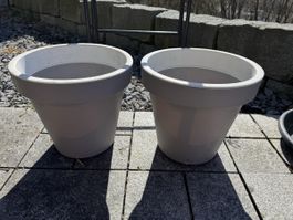 2 Plastik Blumentöpfe