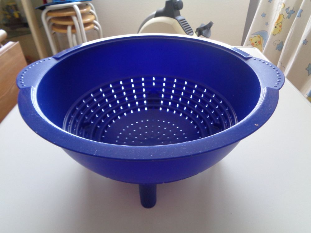 Tupperware Sieb Mit Griff – 2 Liter, Blau | Spülmaschinengeeignet | Mit Ausgießer & Aufhängehaken | BPA-frei