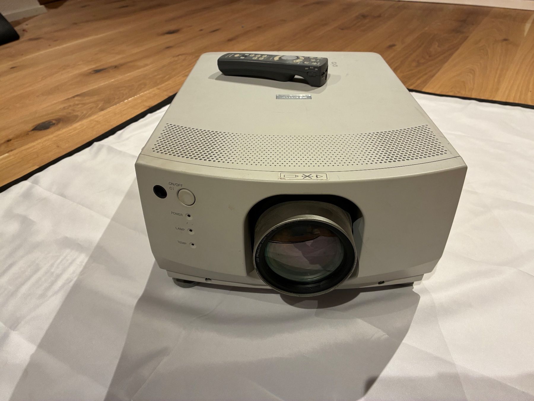 Sharp Videoprojektoren: Sharp Vision Projektor mit Fernbedienung + 2. Objektiv – Gebraucht aus Bätterkinden von dbbaki