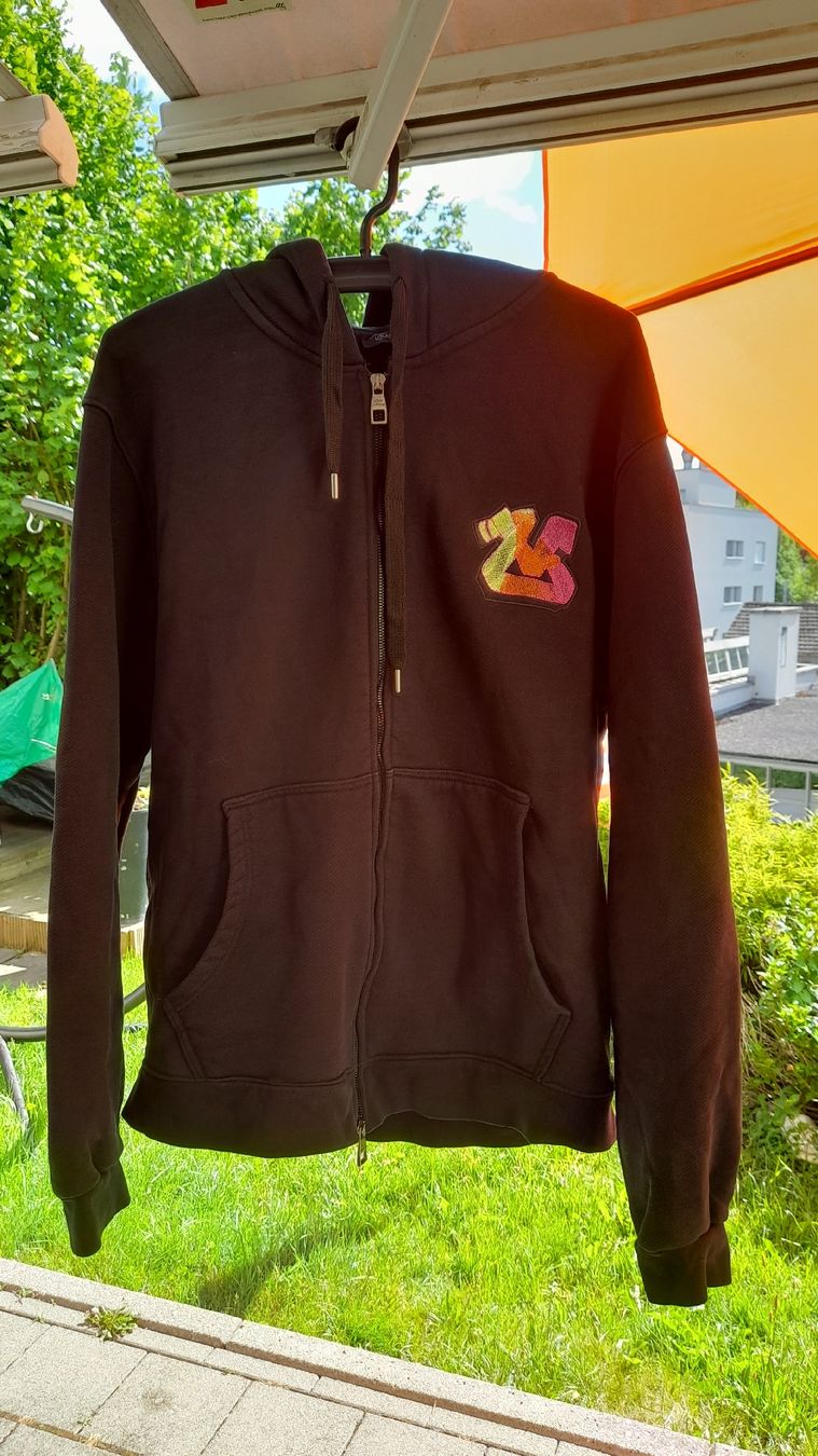 Louis Vuitton Giacche: Sweat à capuche Louis Vuitton zippé multicolore logo brodé – Usato da st.gallen venduto da The_Rag_Picker.