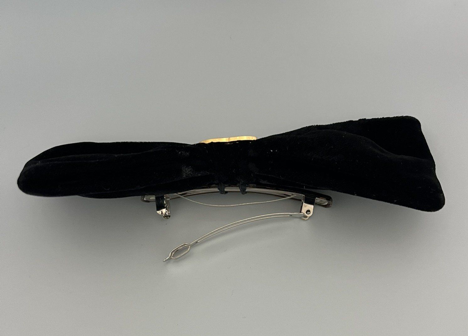 Chanel Accessori per capelli: Chanel Haarspange Samt schwarz – Usato da Wettswil venduto da PeterVoArosa 2