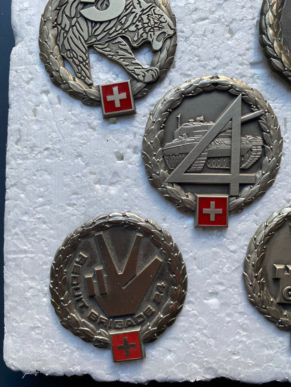 Schweizer Armee Placchette & Badge: 7 verschiedene Beret Embleme - Schweizer Armee – Usato da Zürich venduto da jesulin05 4