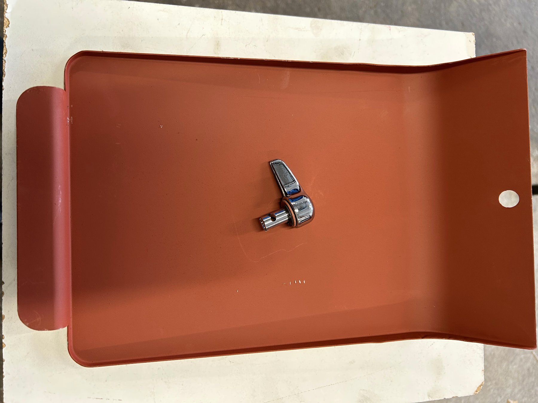 Massey Ferguson Traktoren: MF-Abdeckung (Batteriefach) 165 - 188 – Neu und originalverpackt aus Rothenthurm von mf-schuler 1