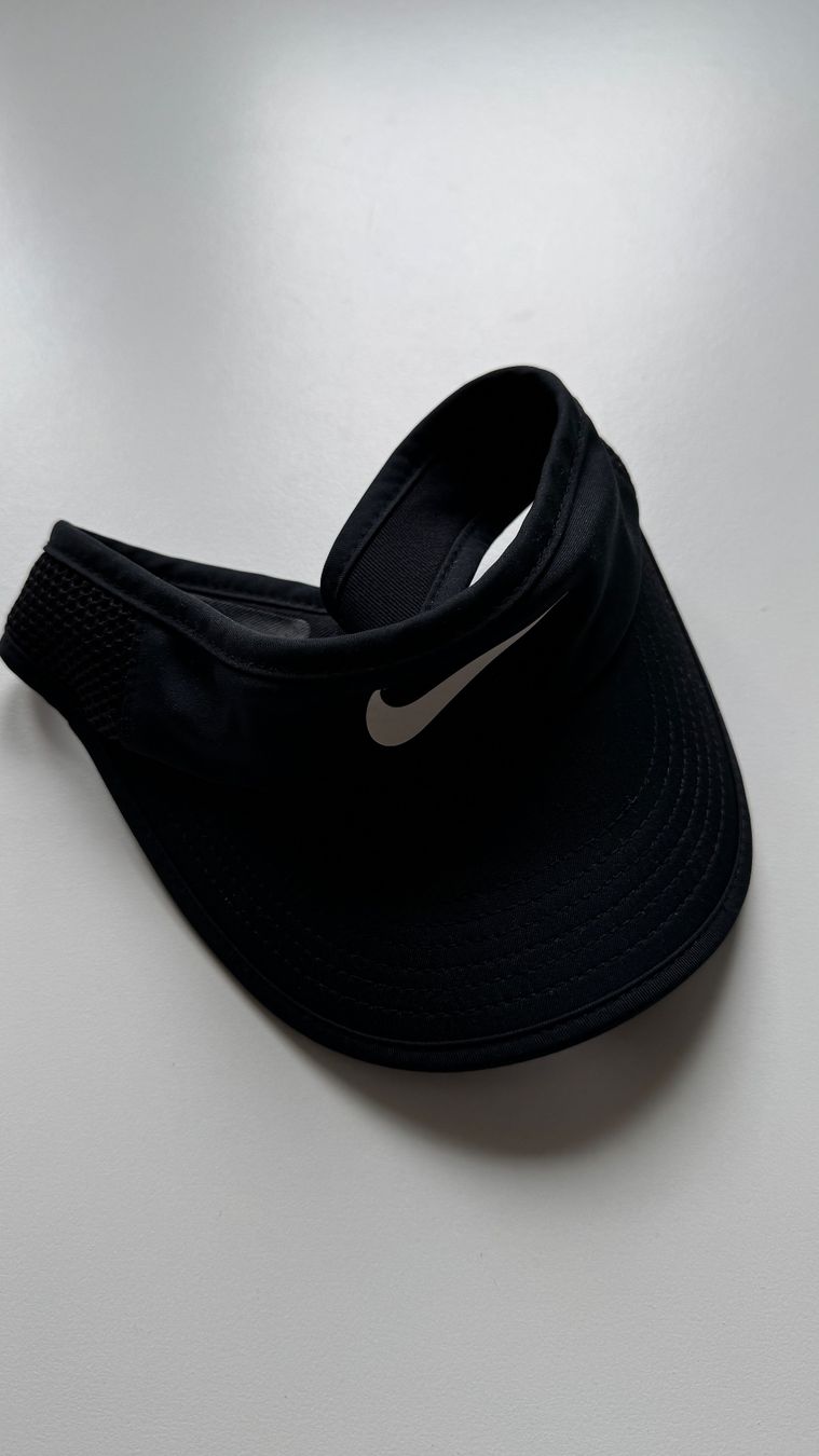 Nike Chapeaux, bonnets & casquettes: Nike Sporthut Visor Featherlight Dri-Fit schwarz – D'occasion à Luzern par Ecila007