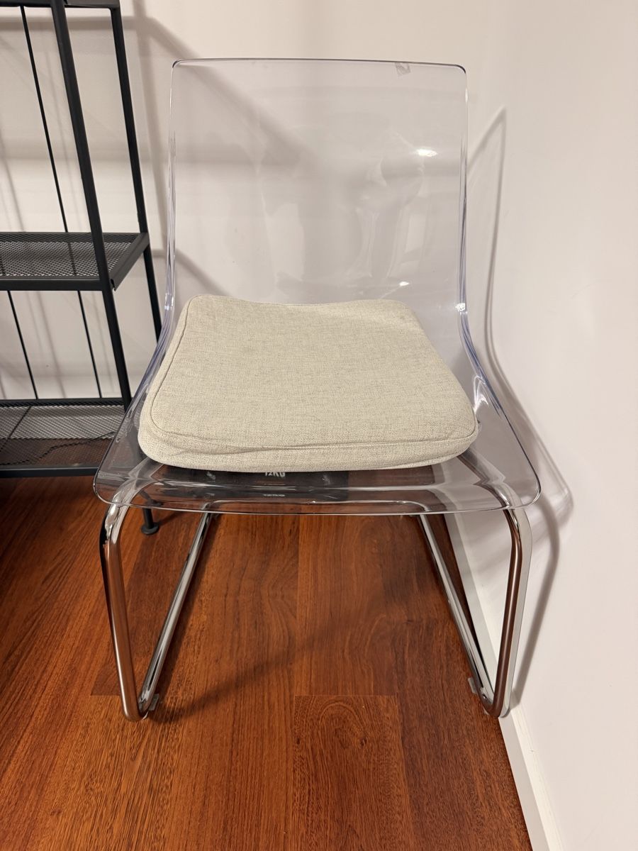 Ikea Chaises: Ghost-style transparent chair – D'occasion à Zollikon par akshaysehgal