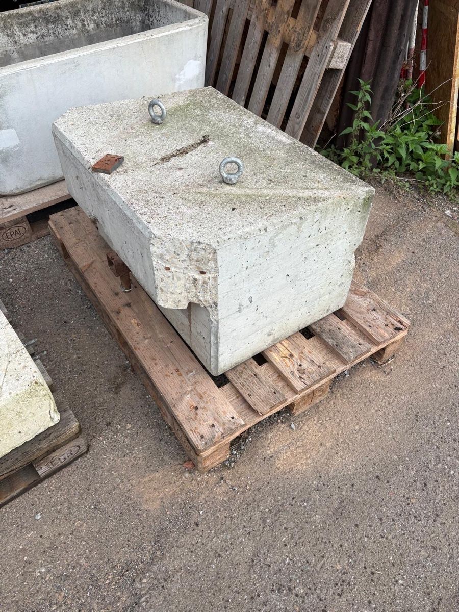 Trattori: Front Heckgewicht 800 kg – Usato da Menzingen venduto da Edelmuni7 1