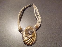 Kette weiss/grosser Anhäger silber-goldf