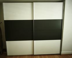 Schwebetürenschrank weiss/schwarz mit Innenausstattung