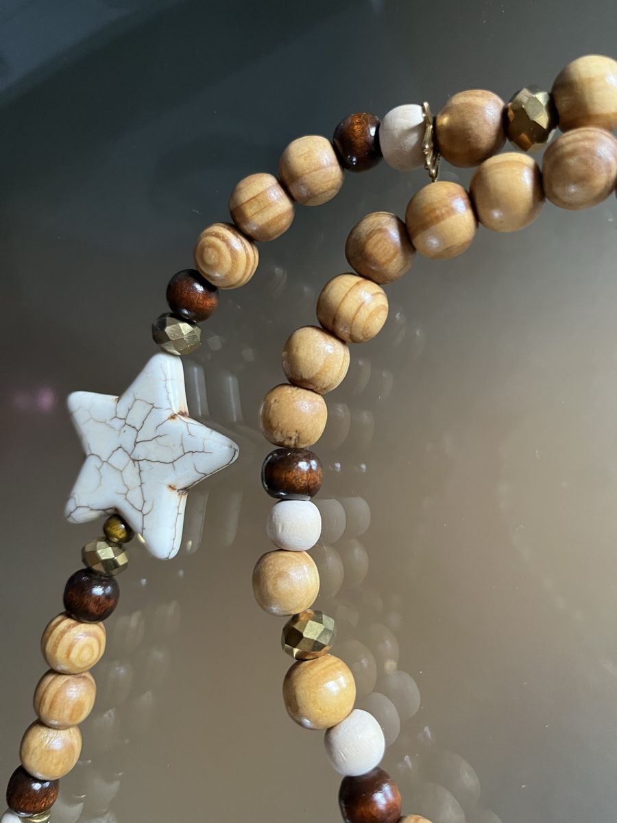 Catenine: Collier ethnique perles bois et étoiles blanches pompon – Usato da Genève venduto da Libellule477 5