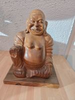 Budai Figur aus Holz auf Sockel braun guter Zustand