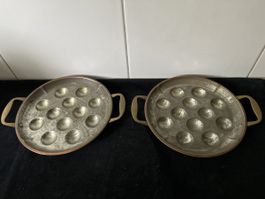 2 zwölfter Schneckenpfannen aus Kupfer.