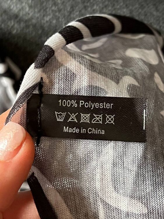 Foulard & Sciarpe: Schwarzes Kopftuch mit Muster, neuwertig – Nuovo e nell'imballaggio originale da Riehen venduto da edu_92w7