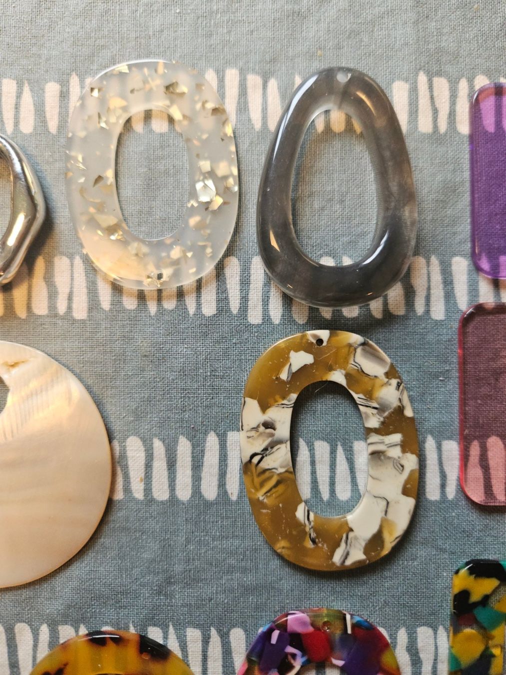Sonstiger Schmuck: 33 boucles acétate pour bijoux pendentifs – Neu und originalverpackt aus Thônex von lacomtessedesfees 3