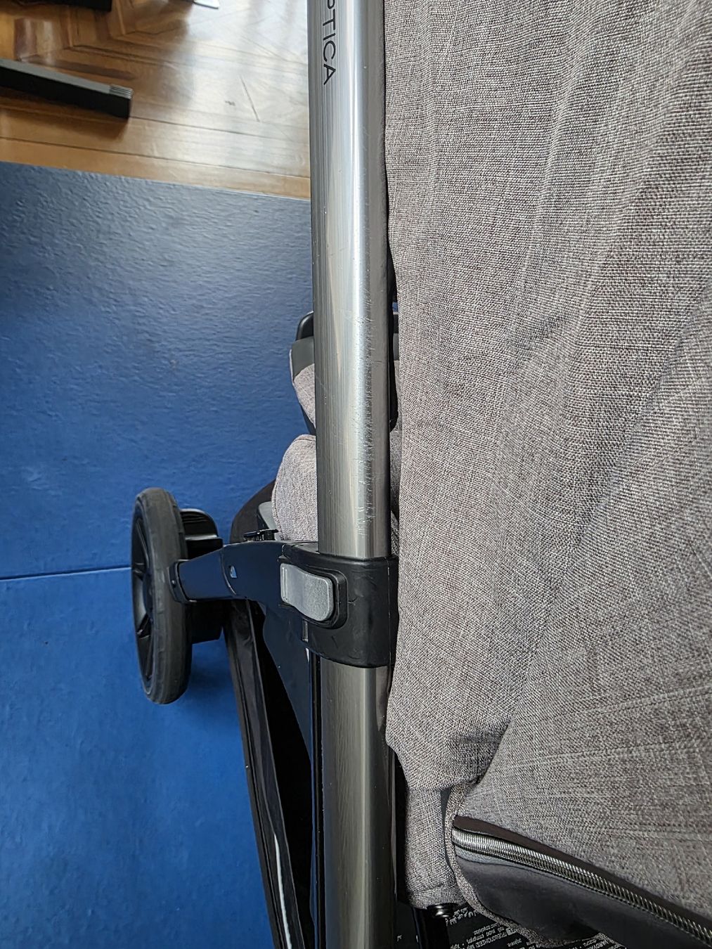 Inglesina Carrozzine: Poussette Inglesina Aptica+ Accessoires – Usato da Le Locle venduto da Maria.222 4