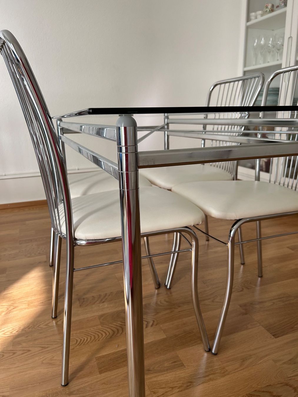 Set di tavolo e panche: Table and 4 chairs – Usato da Basel venduto da mel_5fzy 1