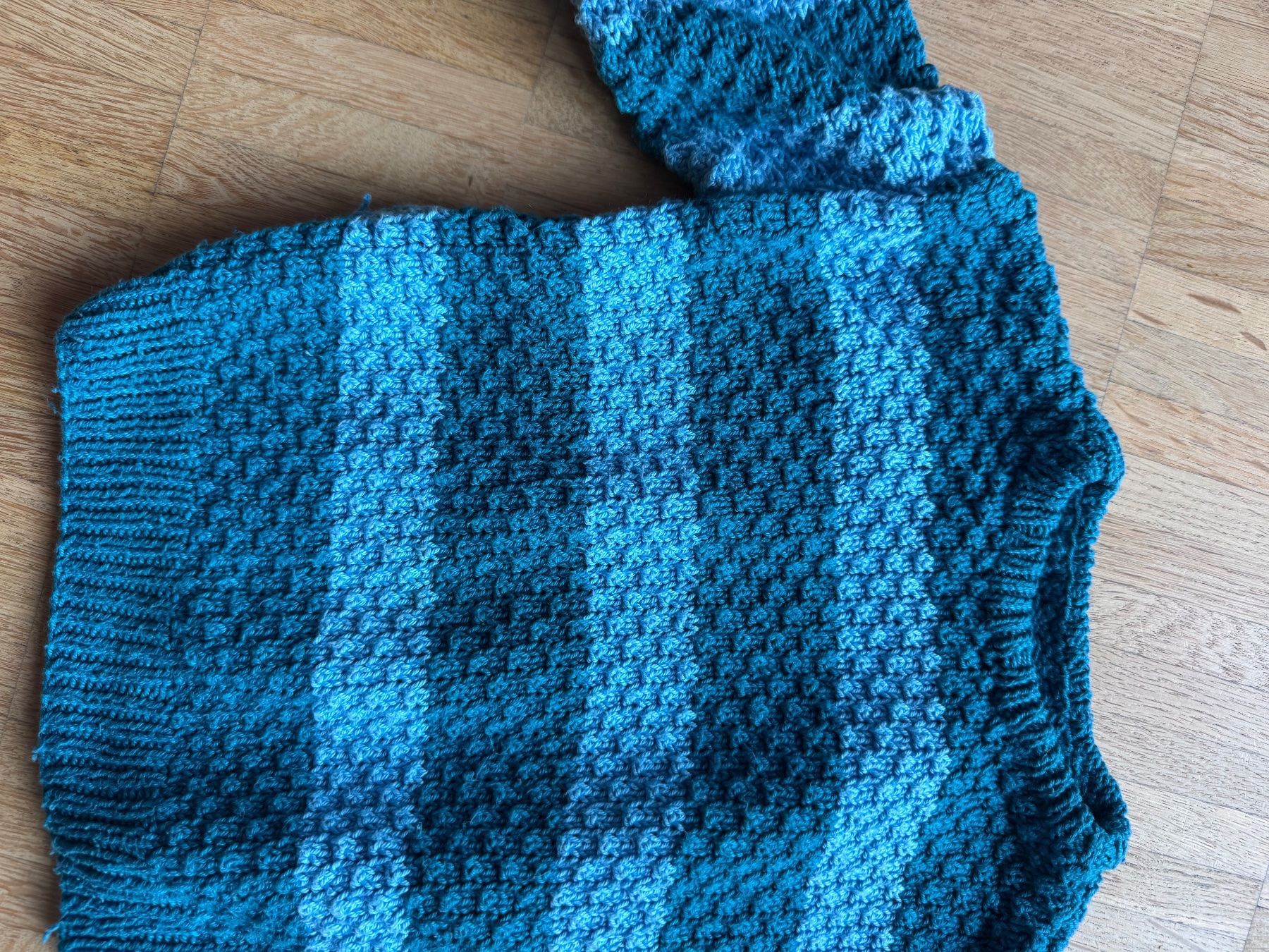 Maglioni & Felpe: Handmade Strickpullover, Blau gestreift Grösse 98-104 ? – Usato da Zürich venduto da mybuybye 1