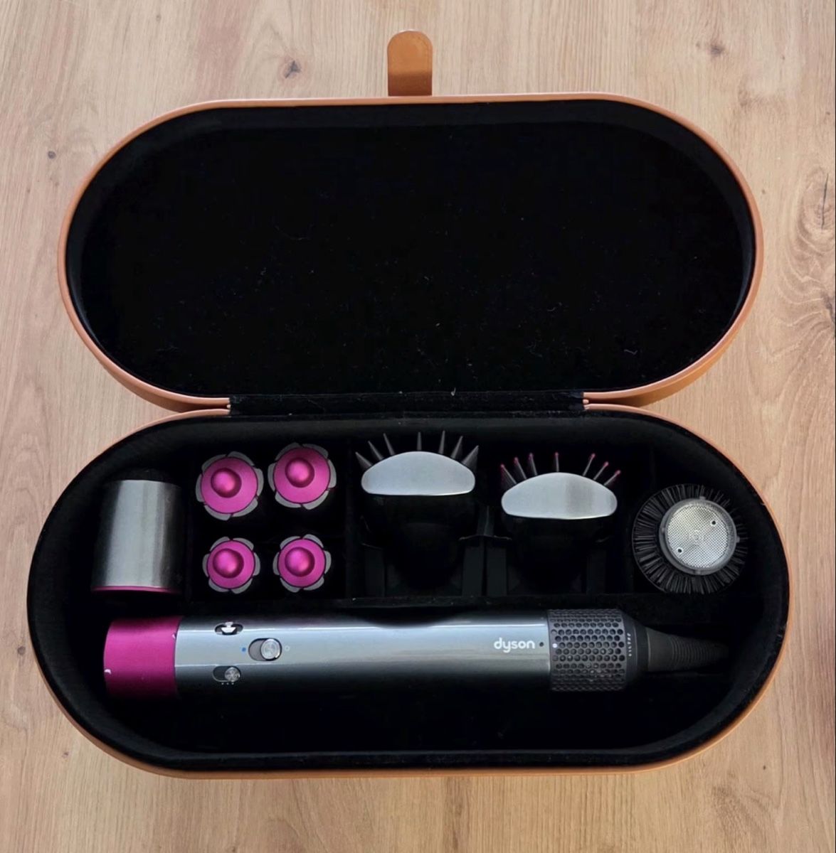 Dyson Piastre & Arricciacapelli: Dyson Airwrap Haarstyler Complete - Top Zustand + Haarbürste – Usato da Egerkingen venduto da ear_k6fg