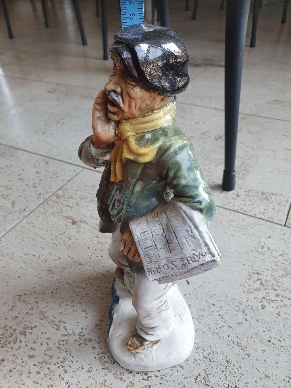 Figuren: Figur Keramik Zeitungsverkäufer – Gebraucht aus Einsiedeln von Py 1