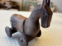 💚 HANDGESCHNITZTES SPIELZEUGPFERD AUS HOLZ ANTIK🇨🇭