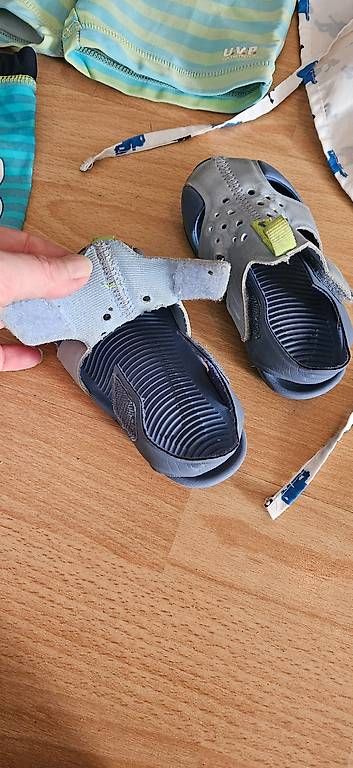 Kleiderpakete & -sets: 2x Badehosen, Sonnenhut, Badeschuhe – Gebraucht aus Buchs AG von Naila.Keinath 1