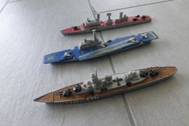 Konvolut: 3 alte Spielzeug Kriegsschiffe, Top Zustand