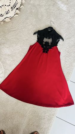 Robe rouge noire dentelle décolleté V taille M