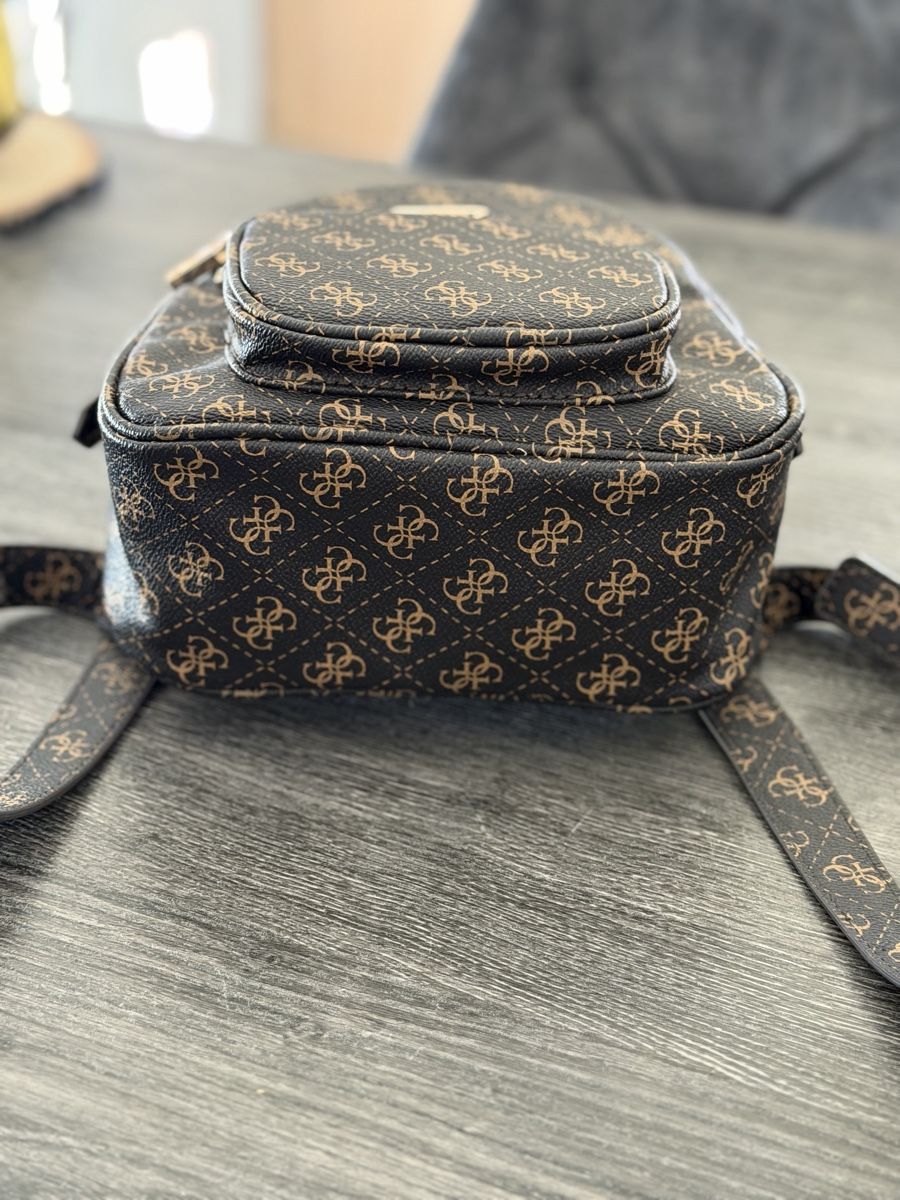 Guess Zaini: Sac à dos Guess logo monogramme marron – Usato da Châtel-St-Denis venduto da baumannlea21 2