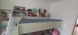 Weißes Etagenbett mit Leiter und Bücherregal
