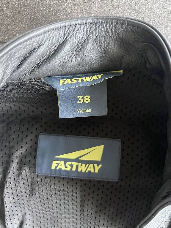 Lotti di vestiti: Motorrad-Leder-Kleidung – Usato da Ebikon venduto da woermli30 2