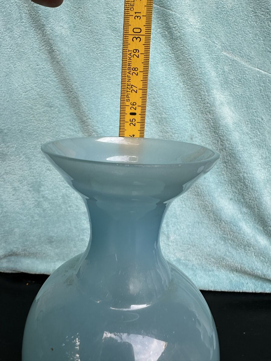 Vasen & Gefässe: Vase en verre bleu clair 30cm haut – Gebraucht aus Lausanne von artnouveau04 2