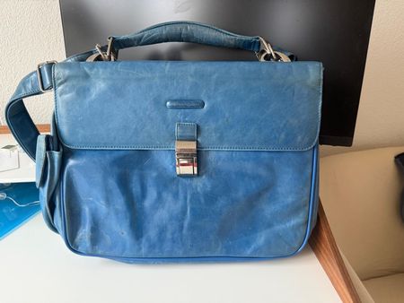 Blaue Ledertasche Piquadro inklusive Etui