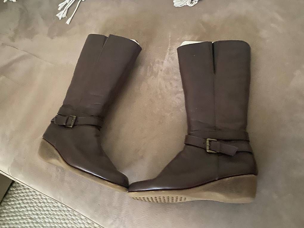 Scarpe da donna: Vendesi stivali da donna, marroni – Usato da Novazzano venduto da sol_vk8x