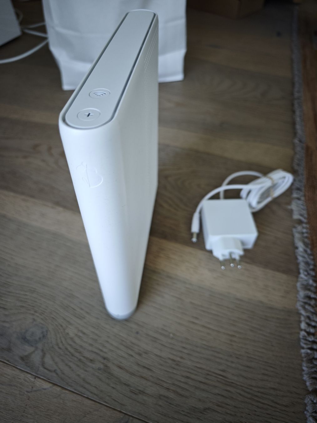 Swisscom Modems & Routeurs: Swisscom Glaskabel Internet Box mit Netzteil und Kabel – D'occasion à Berikon par goandgetit