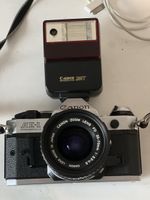 Analoge Canon AE-1 Program Spiegelreflexkamera mit Blitz