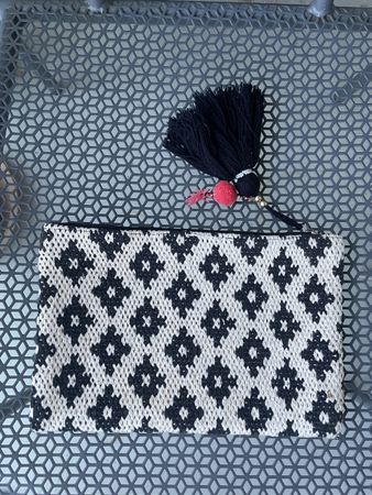 Kleine Tasche gestrickt schwarz weiss mit Quaste 